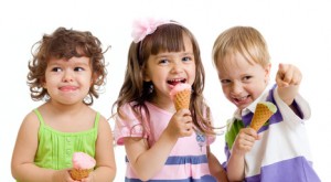 Kinder mit Süßigkeiten | © Andrey Kuzmin - Fotolia.com